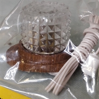 klar fazeteret lampeglas på træ sokkel loftslampe dukkehus lampe gammelt legetøj.